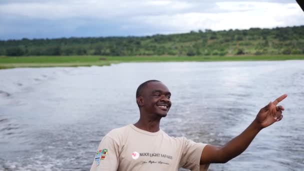 ボツワナ チェボ 7月24日23日 ボツワナのチェボ川でボートクルーズを運転するアフリカの笑顔の男 アフリカのワイルドサファリ Safariに乗りました 野生生物観察 — ストック動画