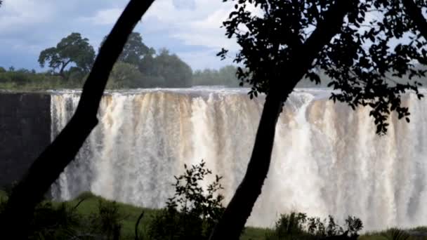 Zambiya Sınırındaki Zimbabwe Deki Victoria Şelalesi Nin Yavaş Çekim Görüntüleri — Stok video