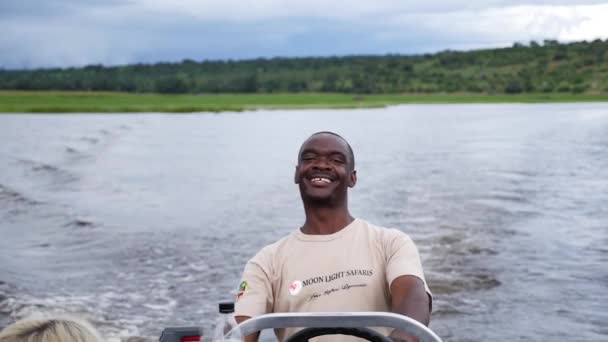 Chobe Botswana Luglio Uomo Africano Sorridente Alla Guida Una Crociera — Video Stock