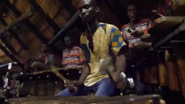ジンバブエ ビクトリアフォールズ 地元の部族は ジンバブエ アフリカのアフリカのロッジのビクトリアフォールズ滝近くのドラムやマリンバで遊んでいます — ストック動画