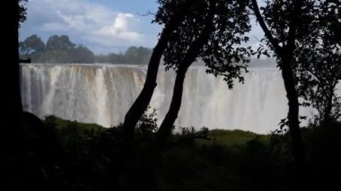 Büyük Victoria Şelalesi 'nin Zimbabwe' deki Zambiya sınırındaki yavaş çekim görüntüleri. Dünyanın Yeni 7 Doğal Harikası. Zambezi nehri üzerindeki Mosi-oa-Tunya.