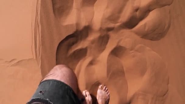 在炽热的橙色纳米布沙漠的脚印 穿过Sossusvlei或纳米比亚Sesriem的红色沙漠沙丘 Deadvlei的大爸爸沙丘4K电影镜头 — 图库视频影像
