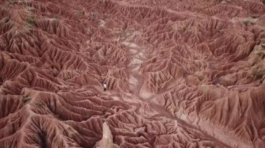 Güney Amerika, Kolombiya 'daki Tatacoa çölünün insansız hava aracı görüntüleri. Kırmızı kil kanyonu. İnsansız hava aracı kayalara yakın uçuyor. Çölün üzerinde uçmak. Yüksek kalite 4k görüntü.