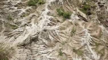 Güney Amerika, Kolombiya 'daki Tatacoa çölündeki gri çölün insansız hava aracı görüntüleri. Gri çöl. Arid gri ve yeşil kanyon. Çölün üzerinde uçmak. Yüksek kalite 4k görüntü.