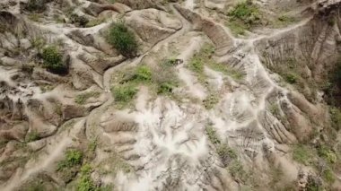 Güney Amerika, Kolombiya 'daki Tatacoa çölündeki gri çölün insansız hava aracı görüntüleri. Gri çöl. Arid gri ve yeşil kanyon. Çölün üzerinde uçmak. Yüksek kalite 4k görüntü.