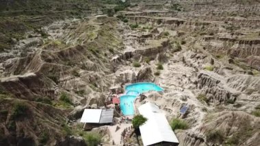 Güney Amerika, Kolombiya 'daki Tatacoa çölündeki Piscina doğal mineralinin insansız hava aracı görüntüleri. Gri çöl. Arid gri ve yeşil kanyon. Çölün üzerinde uçmak. Yüksek kalite 4k görüntü.