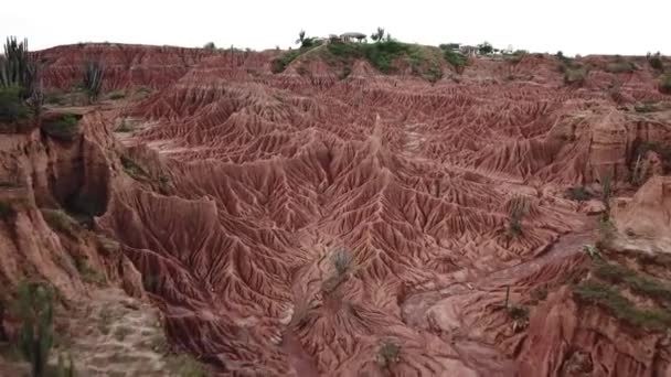 南アメリカのコロンビアのタタカオ砂漠の航空無人機の映像 赤い粘土キャニオンができました ドローンが岩の近くを飛んでいる 砂漠の上を飛んでいる 高品質の4K映像 — ストック動画