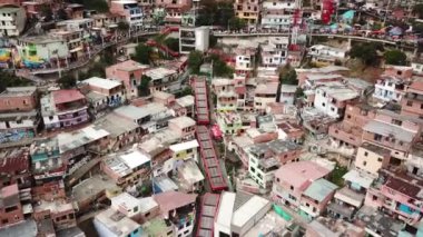 Comuna 13 gecekondu mahallesinin, Medellin, Kolombiya, Latin Amerika 'daki gecekondu mahallesinin insansız hava aracı görüntüleri. Dünyanın en tehlikeli mahallesi. Yüksek kalite 4k görüntü