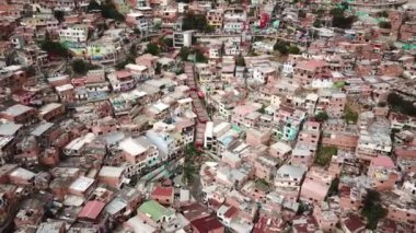 Comuna 13 gecekondu mahallesinin, Medellin, Kolombiya, Latin Amerika 'daki gecekondu mahallesinin insansız hava aracı görüntüleri. Dünyanın en tehlikeli mahallesi. Yüksek kalite 4k görüntü