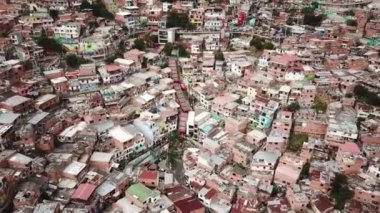 Comuna 13 gecekondu mahallesinin, Medellin, Kolombiya, Latin Amerika 'daki gecekondu mahallesinin insansız hava aracı görüntüleri. Dünyanın en tehlikeli mahallesi. Yüksek kalite 4k görüntü