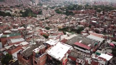 Comuna 13 gecekondu mahallesinin, Medellin, Kolombiya, Latin Amerika 'daki gecekondu mahallesinin insansız hava aracı görüntüleri. Dünyanın en tehlikeli mahallesi. Yüksek kalite 4k görüntü