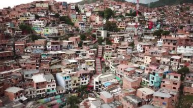 Comuna 13 gecekondu mahallesinin, Medellin, Kolombiya, Latin Amerika 'daki gecekondu mahallesinin insansız hava aracı görüntüleri. Dünyanın en tehlikeli mahallesi. Yüksek kalite 4k görüntü