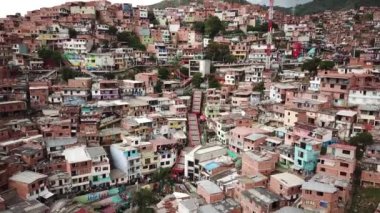 Comuna 13 gecekondu mahallesinin, Medellin, Kolombiya, Latin Amerika 'daki gecekondu mahallesinin insansız hava aracı görüntüleri. Dünyanın en tehlikeli mahallesi. Yüksek kalite 4k görüntü