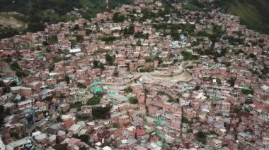 Comuna 13 gecekondu mahallesinin, Medellin, Kolombiya, Latin Amerika 'daki gecekondu mahallesinin insansız hava aracı görüntüleri. Dünyanın en tehlikeli mahallesi. Yüksek kalite 4k görüntü