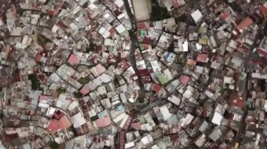 Comuna 13 gecekondu mahallesinin, Medellin, Kolombiya, Latin Amerika 'daki gecekondu mahallesinin insansız hava aracı görüntüleri. Dünyanın en tehlikeli mahallesi. Yüksek kalite 4k görüntü