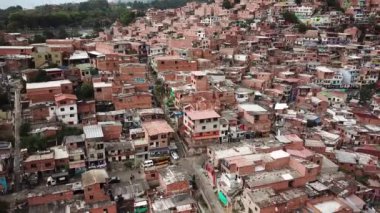 Comuna 13 gecekondu mahallesinin, Medellin, Kolombiya, Latin Amerika 'daki gecekondu mahallesinin insansız hava aracı görüntüleri. Dünyanın en tehlikeli mahallesi. Yüksek kalite 4k görüntü