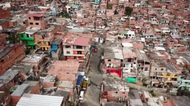 Comuna 13 gecekondu mahallesinin, Medellin, Kolombiya, Latin Amerika 'daki gecekondu mahallesinin insansız hava aracı görüntüleri. Dünyanın en tehlikeli mahallesi. Yüksek kalite 4k görüntü