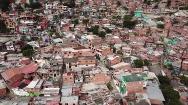 Comuna 13 gecekondu mahallesinin, Medellin, Kolombiya, Latin Amerika 'daki gecekondu mahallesinin insansız hava aracı görüntüleri. Dünyanın en tehlikeli mahallesi. Yüksek kalite 4k görüntü