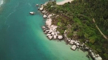 Tayrona Ulusal Parkı, Kolombiya, Latin Amerika 'daki cennetin insansız hava aracı görüntüleri. Turkuaz kum plajı ve Karayip kıyılarındaki beyaz kayalar. Yüksek kalite 4k görüntü.