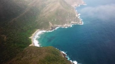 Tayrona Ulusal Parkı, Kolombiya, Latin Amerika 'daki derin cennetin insansız hava aracı görüntüleri. Turkuaz kum plajı ve Karayip kıyılarındaki beyaz kayalar. Yüksek kalite 4k görüntü.