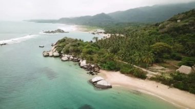 Tayrona Ulusal Parkı, Kolombiya, Latin Amerika 'daki cennetin insansız hava aracı görüntüleri. Turkuaz kum plajı ve Karayip kıyılarındaki beyaz kayalar. Yüksek kalite 4k görüntü.