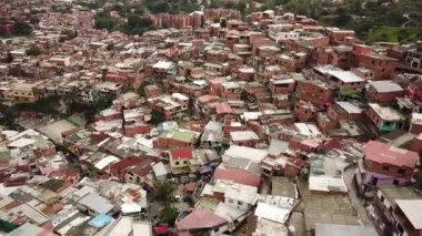 Comuna 13 gecekondu mahallesinin, Medellin, Kolombiya, Latin Amerika 'daki gecekondu mahallesinin insansız hava aracı görüntüleri. Dünyanın en tehlikeli mahallesi. Yüksek kalite 4k görüntü