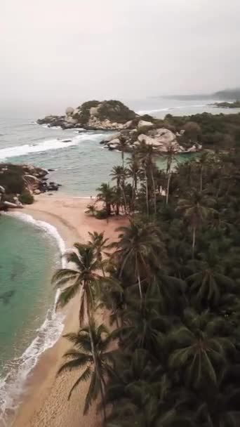 在哥伦比亚的Tayrona国家公园拍摄的关于天堂自然的无人驾驶飞机镜头 卡波圣胡安报亭 绿松石沙滩和加勒比海岸的白岩 高质量的4K镜头 — 图库视频影像