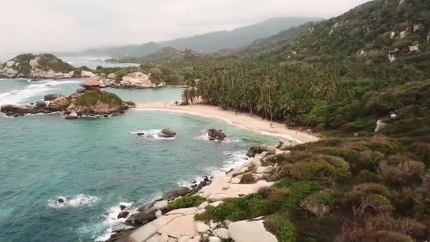 在哥伦比亚的Tayrona国家公园拍摄的关于天堂自然的无人驾驶飞机镜头 卡波圣胡安报亭 绿松石沙滩和加勒比海岸的白岩 高质量的4K镜头 — 图库视频影像