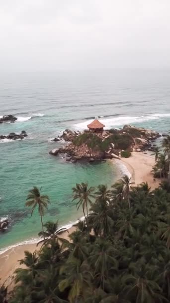테이로나 콜롬비아 아메리카에서 일몰에 파라다이스 자연의 키오스크 해변과 카리브해의 동영상 — 비디오