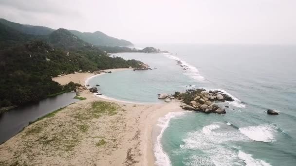 在哥伦比亚的Tayrona国家公园拍摄的关于天堂自然的无人驾驶飞机镜头 加勒比海沿岸的绿松石沙滩和白岩 高质量的4K镜头 — 图库视频影像