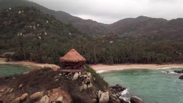 在哥伦比亚的Tayrona国家公园拍摄的关于日落时天堂自然的无人驾驶飞机镜头 卡波圣胡安报亭 绿松石沙滩和加勒比海岸的白岩 4K镜头 — 图库视频影像