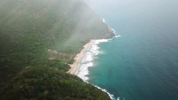 在哥伦比亚的Tayrona国家公园 空中无人驾驶飞机拍摄的深空天堂的自然景观 加勒比海沿岸的绿松石沙滩和白岩 高质量的4K镜头 — 图库视频影像