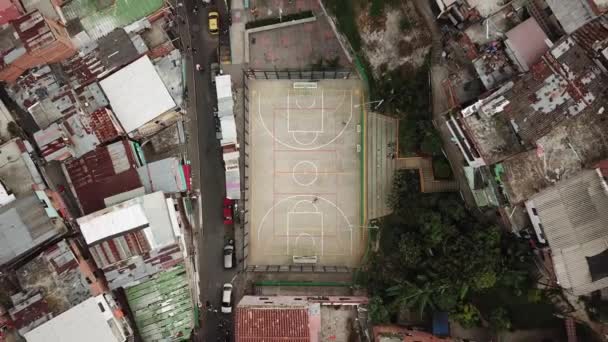Zdjęcia Lotu Drona Comuna Slumsów Boiska Koszykówki Favela Medellin Kolumbii — Wideo stockowe