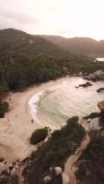 在哥伦比亚的Tayrona国家公园拍摄的关于日落时天堂自然的无人驾驶飞机镜头 卡波圣胡安报亭 绿松石沙滩和加勒比海岸的白岩 4K镜头 — 图库视频影像