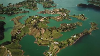 El Penon de Guatape yakınlarındaki Guatape köyünün hava aracı görüntüleri, Medellin, Antioquia, Kolombiya. Turistik bir yer. Kolombiya 'da büyük bir taş. Yüksek kalite 4k görüntü.