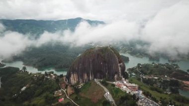 Kolombiya, Medellin yakınlarındaki El Penon de Guatape 'in insansız hava aracı görüntüleri. Büyük ve benzersiz bir kaya. Tepeye çıkan merdivenleri var. Turistik bir yer. Kolombiya 'da büyük bir taş. Yüksek kalite 4k görüntü.