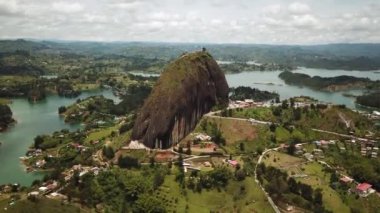 Kolombiya, Medellin yakınlarındaki El Penon de Guatape 'in insansız hava aracı görüntüleri. Büyük ve benzersiz bir kaya. Tepeye çıkan merdivenleri var. Turistik bir yer. Kolombiya 'da büyük bir taş. Yüksek kalite 4k görüntü.