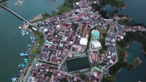 Luchtfoto Drone Beelden Van Guatape Dorp Nabij Penon Guatape Medellin — Stockvideo