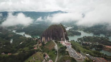 Kolombiya, Medellin yakınlarındaki El Penon de Guatape 'in insansız hava aracı görüntüleri. Büyük ve benzersiz bir kaya. Tepeye çıkan merdivenleri var. Turistik bir yer. Kolombiya 'da büyük bir taş. Yüksek kalite 4k görüntü.