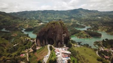Kolombiya, Medellin yakınlarındaki El Penon de Guatape 'in insansız hava aracı görüntüleri. Büyük ve benzersiz bir kaya. Tepeye çıkan merdivenleri var. Turistik bir yer. Kolombiya 'da büyük bir taş. Yüksek kalite 4k görüntü.
