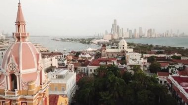 Cartagena, Kolombiya. Santa Catalina katedraliyle eski Cartagena kasabasının insansız hava aracı çekimi. Arkasında Bocagrande olan güzel Cartagena şehrinin hava görüntüsü. Yüksek kalite 4k görüntü. 