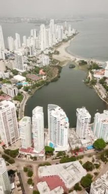 Bocagrande, Cartagena 'da. Kolombiya 'da. Karayip Denizi 'ndeki Modern Rıhtım Binaları ve Otelleri' nin İHA Çekimi. Yüksek kalite 4K görüntü. Güzel Cartagena şehri ve Playa De Bocagrande 'ın hava görüntüsü..