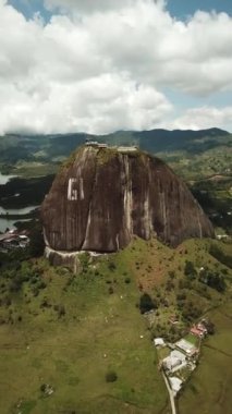 Kolombiya, Medellin yakınlarındaki El Penon de Guatape 'in insansız hava aracı görüntüleri. Büyük ve benzersiz bir kaya. Tepeye çıkan merdivenleri var. Turistik bir yer. Kolombiya 'da büyük bir taş. Yüksek kalite 4k görüntü.