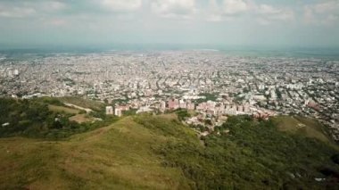 Cali, Kolombiya, Güney Amerika 'nın insansız hava aracı görüntüleri. Latin Amerika 'nın Cali şehrinin insansız hava aracı çekimi. Arka planda Cali şehri var. Yüksek kalite 4k görüntü.