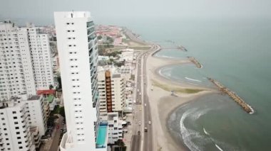 Bocagrande, Cartagena 'da. Kolombiya 'da. Karayip Denizi 'ndeki Modern Rıhtım Binaları ve Otelleri' nin İHA Çekimi. Yüksek kalite 4K görüntü. Güzel Cartagena şehri ve Playa De Bocagrande 'ın hava görüntüsü..