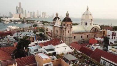 Cartagena, Kolombiya. San Pedro Claver Sığınağı ile eski Cartagena kasabasının insansız hava aracı çekimi. Arkasında Bocagrande olan güzel Cartagena şehrinin hava görüntüsü. Yüksek kalite 4k görüntü. 