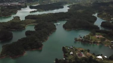 El Penon de Guatape, Medellin, Antioquia, Kolombiya yakınlarında uçan helikopter görüntüleri. Turistik bir yer. Kolombiya 'da büyük bir taş. Yüksek kalite 4k görüntü.