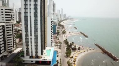Bocagrande, Cartagena 'da. Kolombiya 'da. Karayip Denizi 'ndeki Modern Rıhtım Binaları ve Otelleri' nin İHA Çekimi. Yüksek kalite 4K görüntü. Güzel Cartagena şehri ve Playa De Bocagrande 'ın hava görüntüsü..