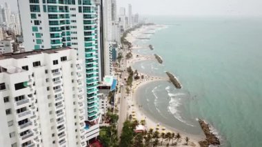 Bocagrande, Cartagena 'da. Kolombiya 'da. Karayip Denizi 'ndeki Modern Rıhtım Binaları ve Otelleri' nin İHA Çekimi. Yüksek kalite 4K görüntü. Güzel Cartagena şehri ve Playa De Bocagrande 'ın hava görüntüsü..