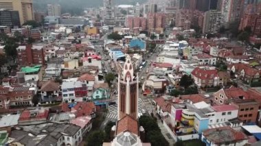 Bogota 'nın dramatik bulutlarla çekilmiş hava aracı görüntüleri. Parroquia Kilisesi Santa Ana ve Bacata Binası BD veya Güney Kulesi, Kolombiya, Latin Amerika yüksek kaliteli 4K görüntüler..